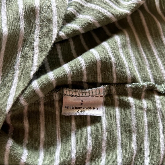 Women’s set of 2 tops - GAP Easy Tee, S and Old Navy LOVE graphic tee, M - Picture 7 of 7